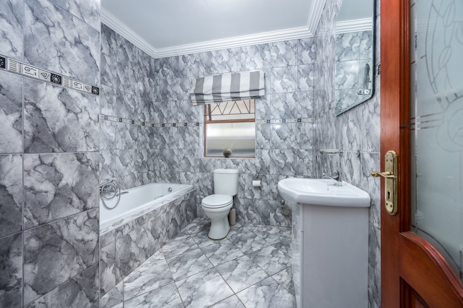 6 Bedroom Property for Sale in Elim Western Cape